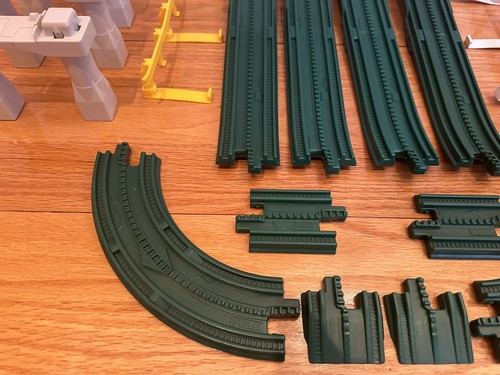 GeoTrax C6449 Elevation Track Pack Ramps Green Elevation Supports Guard Rail EUC - Picture 6 of 6