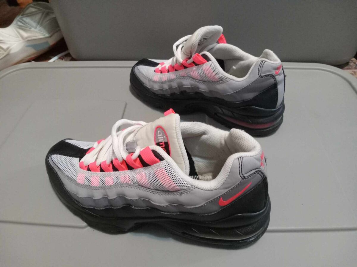 Nike Air Max 95 Black Solar Red Gunsmoke GS Sneakers Size 7Y Nike Air Max 95 Black Solar Red Gunsmoke GS Sneakers Size 7Y