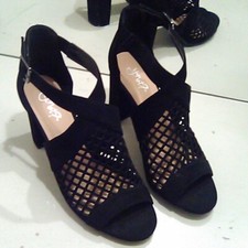 Y.not Beehive open toe sandal black sz 9 strappy
