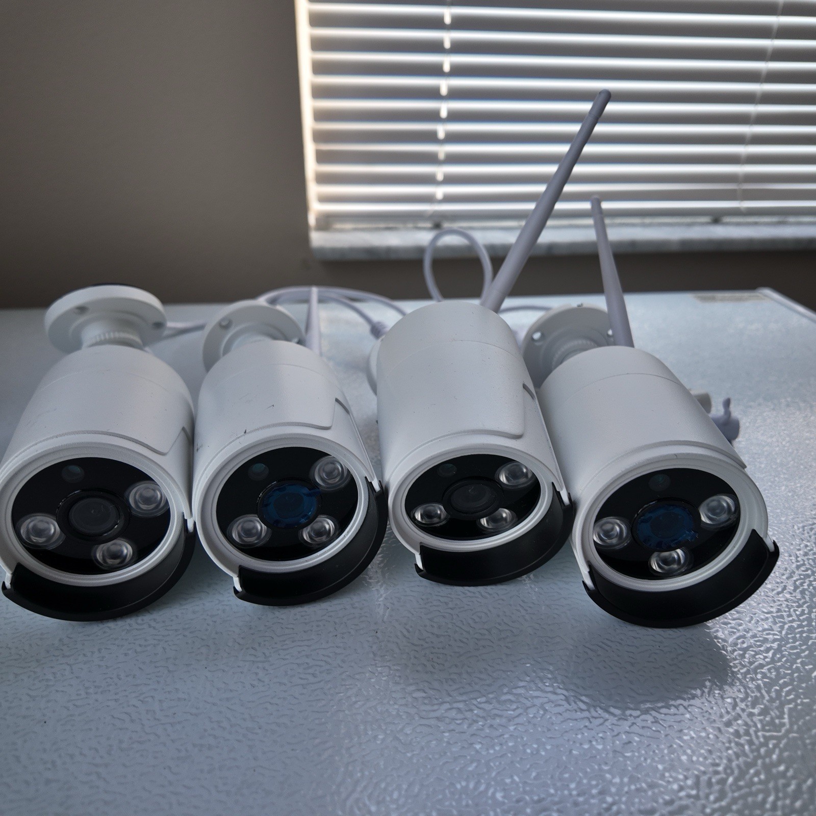 HD Wireless NVR Security Camera System w/4 Cameras 1TB, Night Vision,recordings