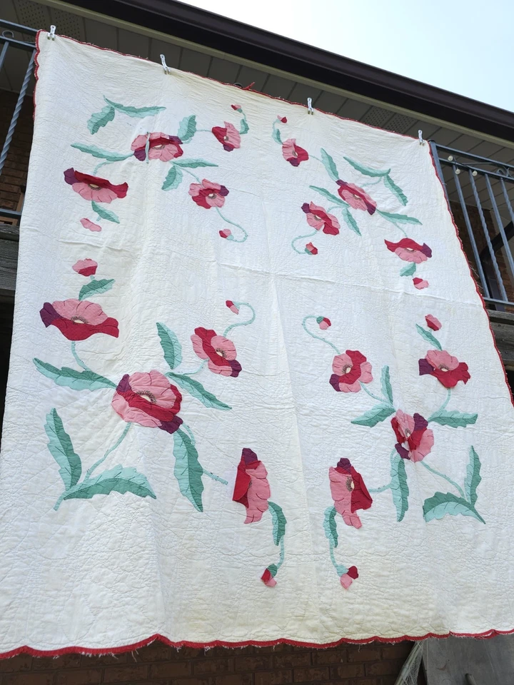 Винтажное антикварное лоскутное одеяло с аппликацией из красного и зеленого мака 1930-х годов с цветочным рисунком ручной работы 87 x 73 дюйма - Изображение 2 из 4