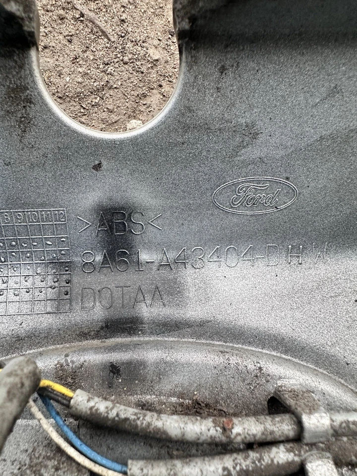 Ford Fiesta Tailgate Handle with number plate lights 8A61-A43404-DH - Image 2 of 3