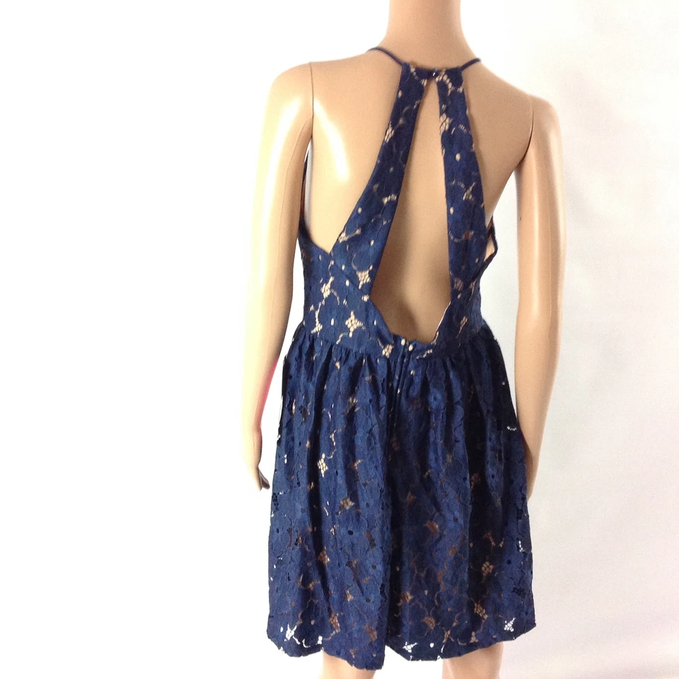 City Triangles F5 女式连衣裙蕾丝覆盖短吊带领海军蓝 M/L 码 — 第 2/4 张图片