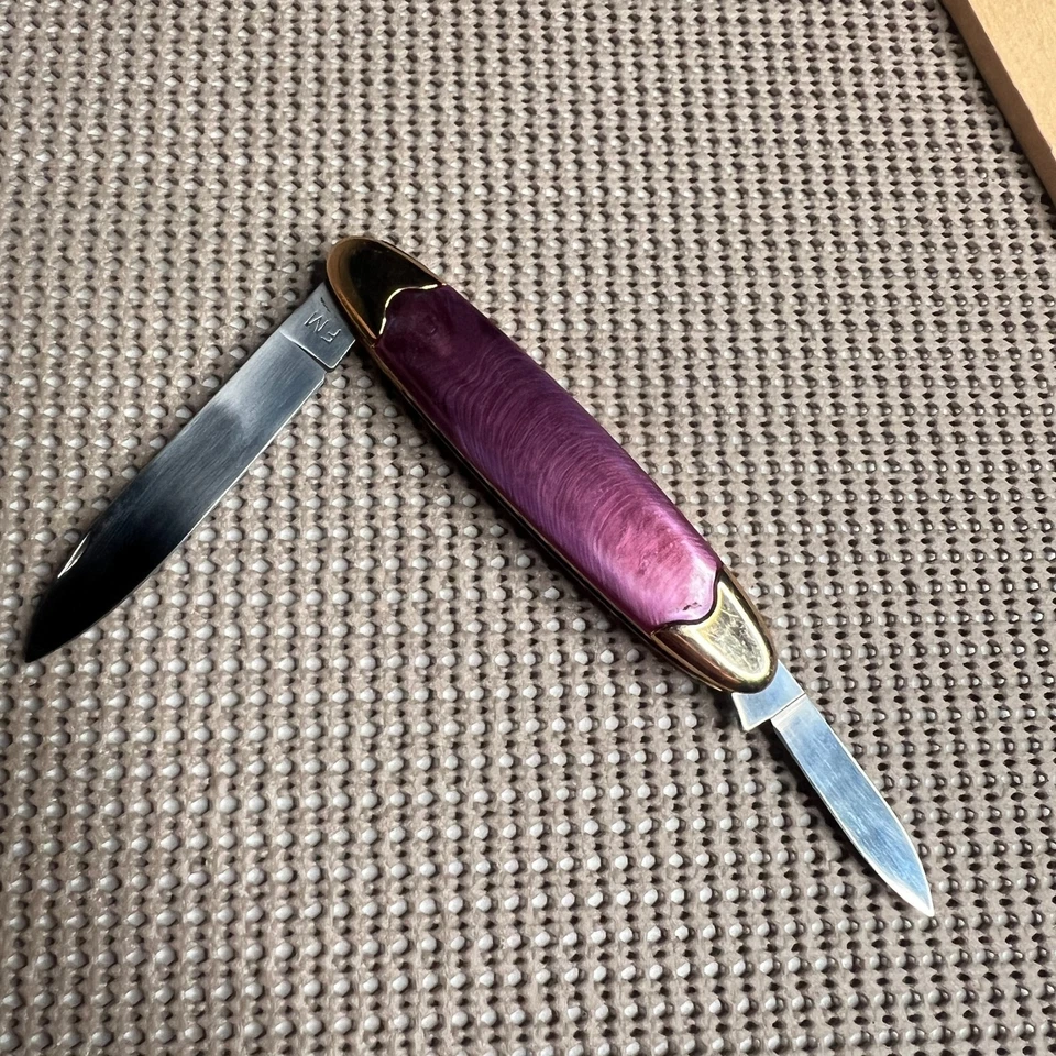 Navaja de Bolsillo Plegable Franklin Mint 1945 Varga Girl “Abril” Pin-Up - Esmalte Púrpura Foto 3 de 4