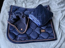 Equestrian Stockholm Set Schabracke Lagoon Blush Bandagen WB DL Fliegenohren