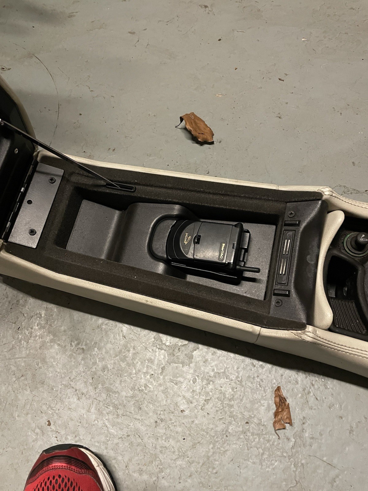 Xk8 Center Console Armrest With starTac Phone