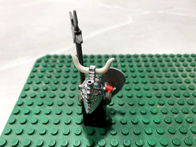 LEGO Knight's Kingdom Cedric the Bull - Chrome silver dragon helmet (4818)