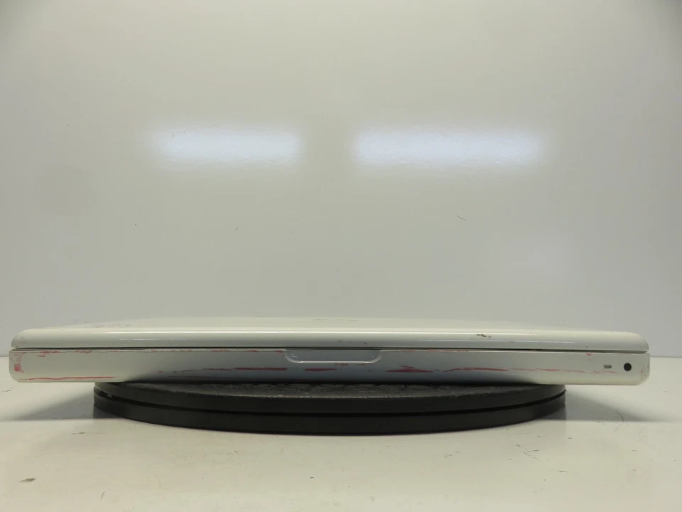 Laptop Apple MacBook A1181 13.3 Intel Core 2 Duo 2.1 GHz 2 GB SIN HDD SIN BAT Foto 4 de 4