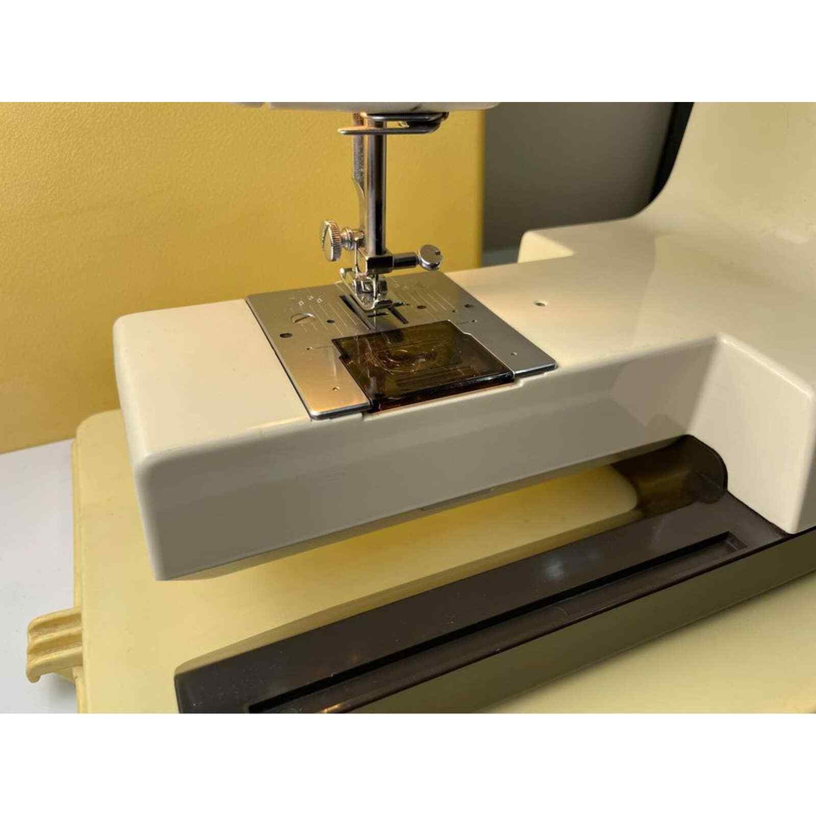 Kenmore Model 385 Sewing Machine w/ Case and Foot Pedal *CLEAN* eBay