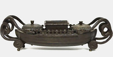 Encrier 19ème en bronze patiné et ciselé en forme de barque, prises serpents