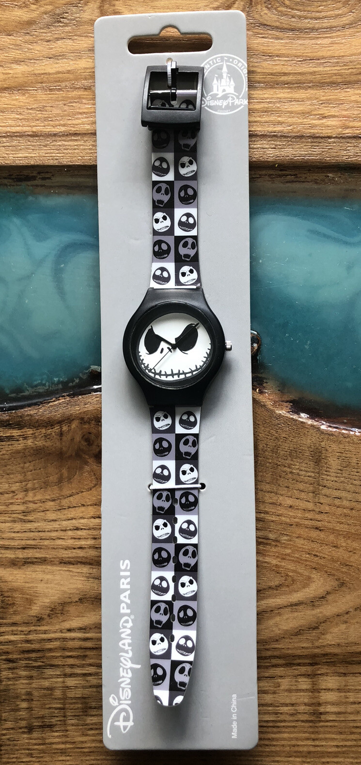 Montre Disneyland Paris Jack Skellington pour un Look Gothique Chic au Quotidien