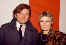 Actriz Judi Dench su esposo actor Michael Williams asistiendo a una foto antigua 1