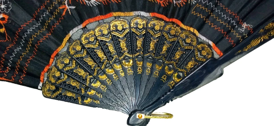 Abanico de mano de tela negro vintage brazos de plástico negro con adornos dorados y bordado de pavo real Foto 3 de 4