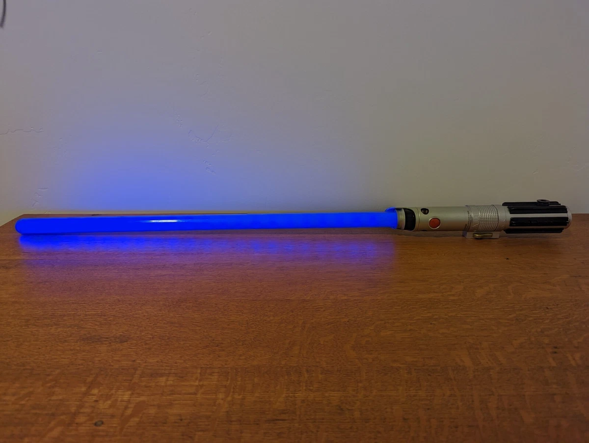 Anakin skywalker best sale ultimate fx lightsaber