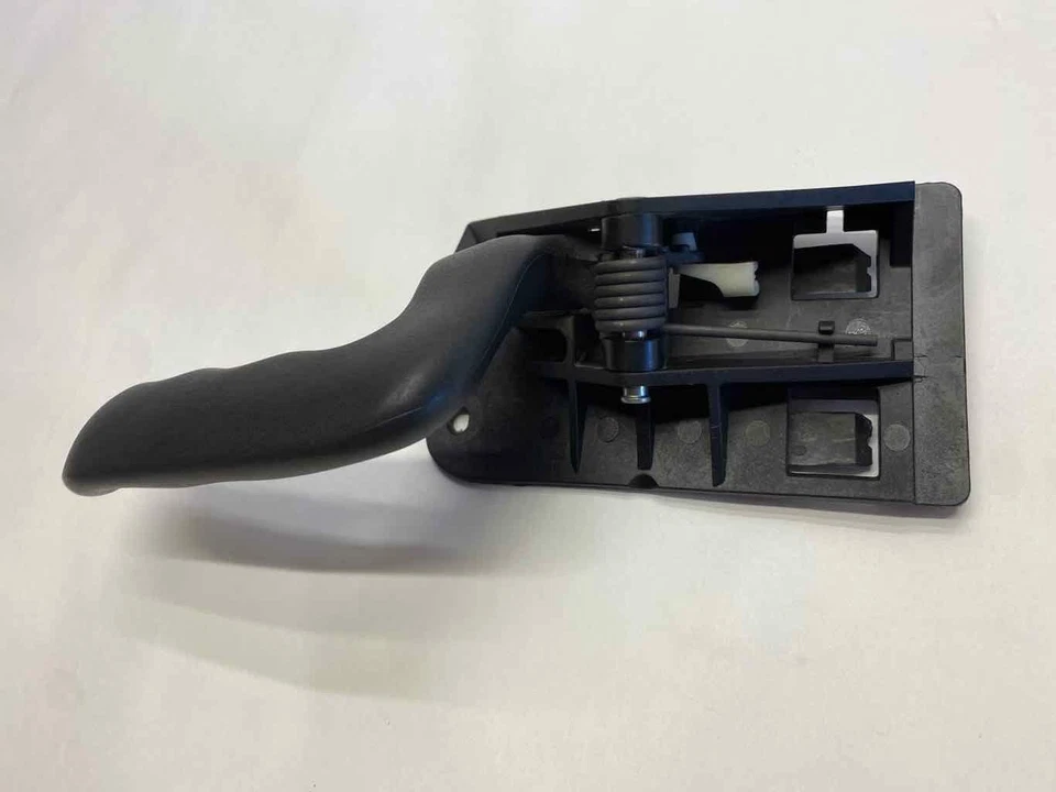 2000 - 2006 CHEVROLET TAHOE Front Inside Door Handle Left Driver Side LH G OEM - Image 2 of 4