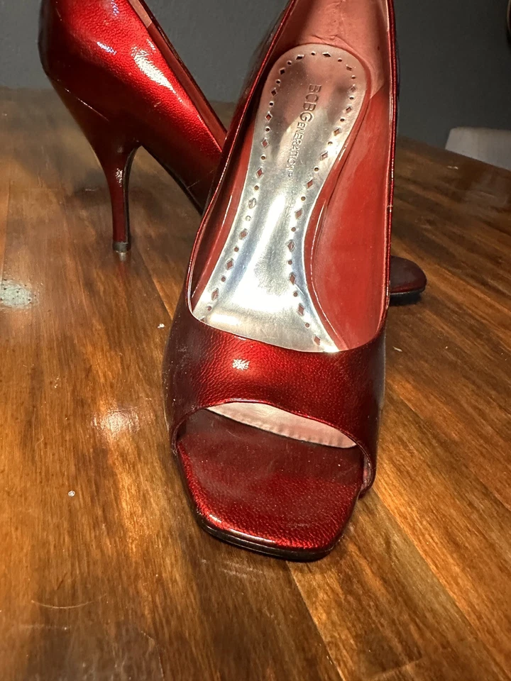 Zapatos de salón BCBG rojo brillante punta abierta para mujer talla 8 Foto 3 de 4