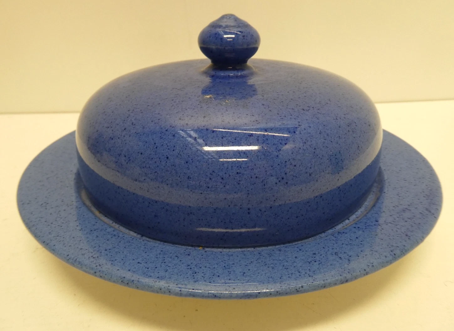 VINTAGE MOORCROFT CERAMIC CHEESE / BUTTER LIDDED ROUND NAVY DISH
