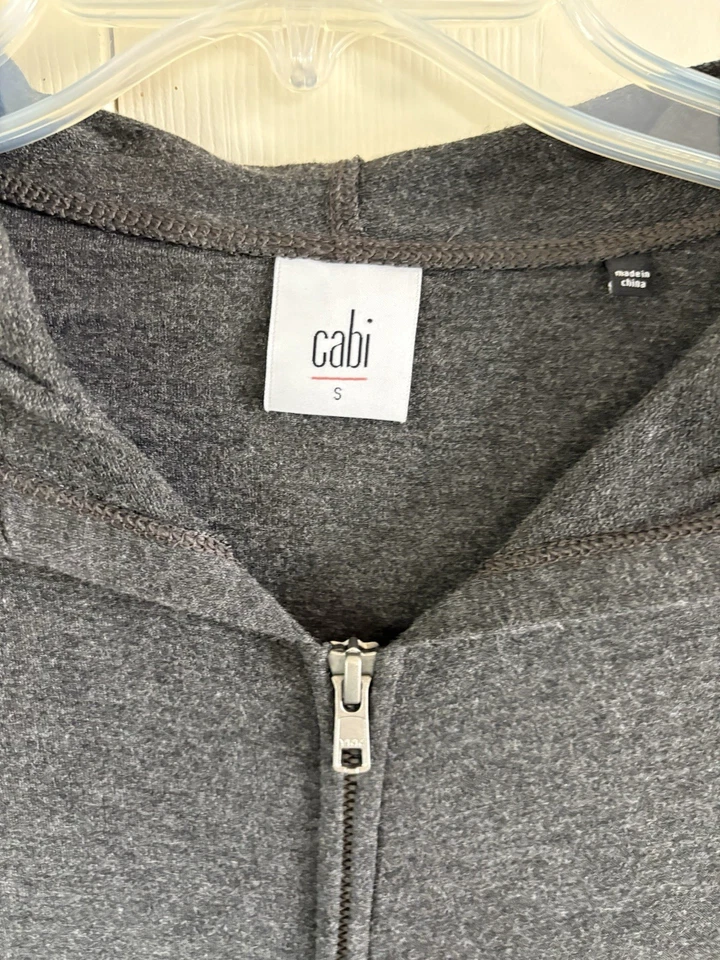 Mono con capucha gris carbón talla pequeña CAbi Foto 2 de 3