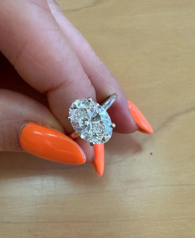Anillo de compromiso de diamantes cultivados en laboratorio E/VS1 corte ovalado de 3,10 quilates enchapado en oro blanco de 14 k Foto 3 de 4