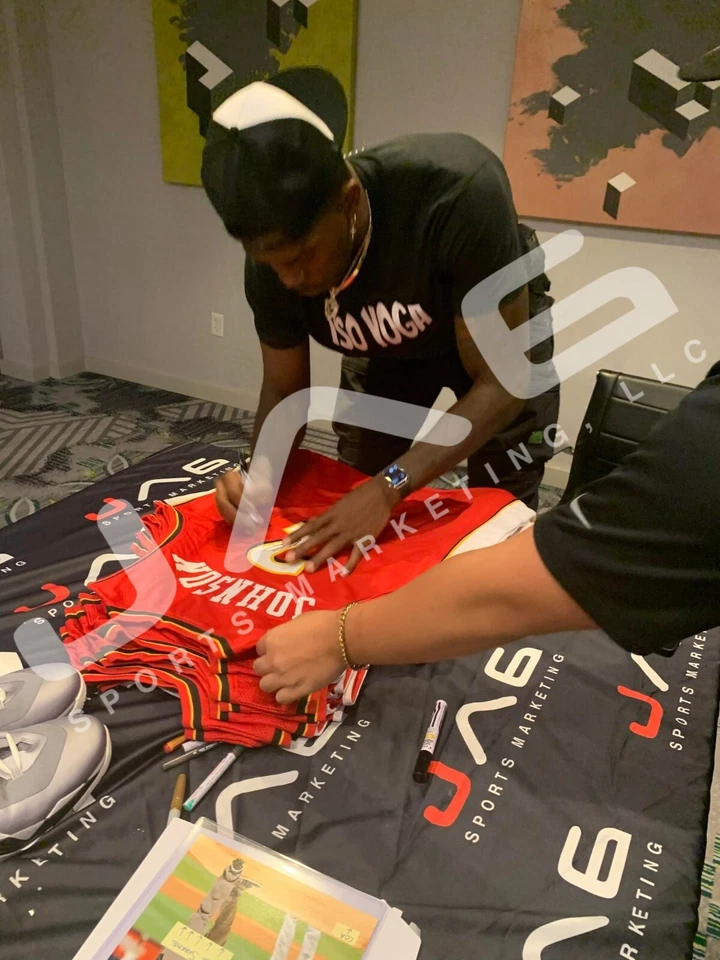 Camiseta enmarcada firmada autografiada por Joe Johnson NBA Atlanta Hawks certificado de autenticidad PSA Foto 2 de 2