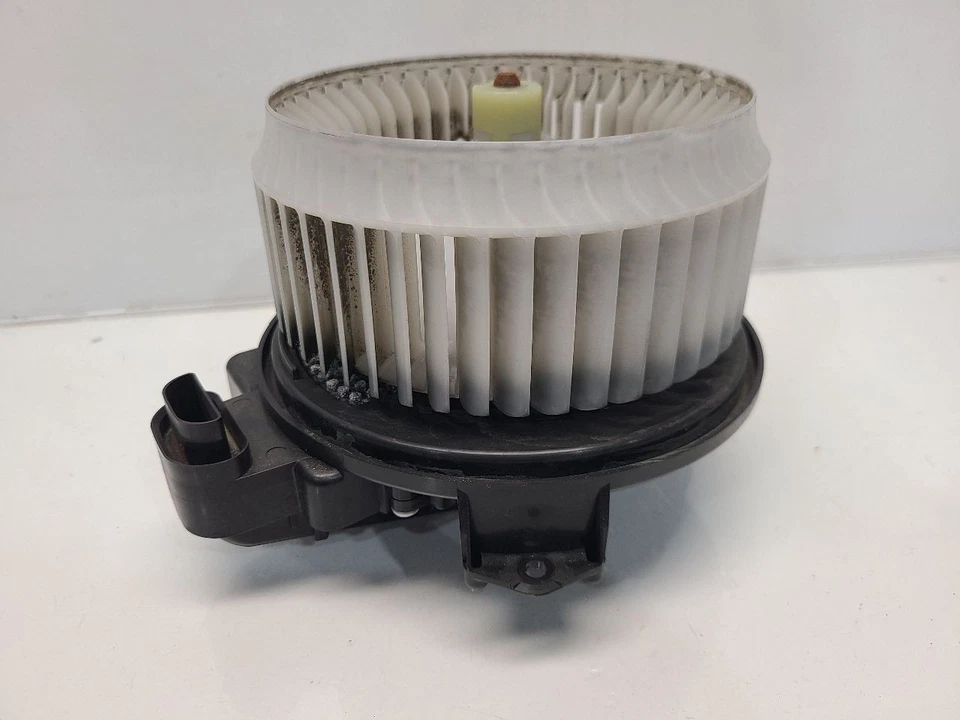 Двигатель переднего вентилятора 2006-18 Toyota RAV4 (ограниченный выпуск) - автоматическая температура - Изображение 2 из 4