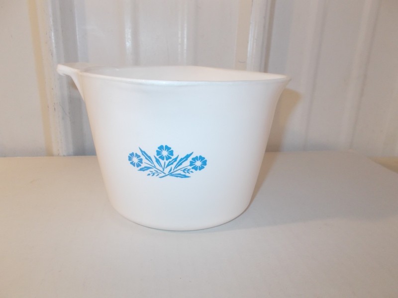 Corning Ware 4 Cup Sauce Maker / 3 Sided Pouring Spouts. Cornflower Blue