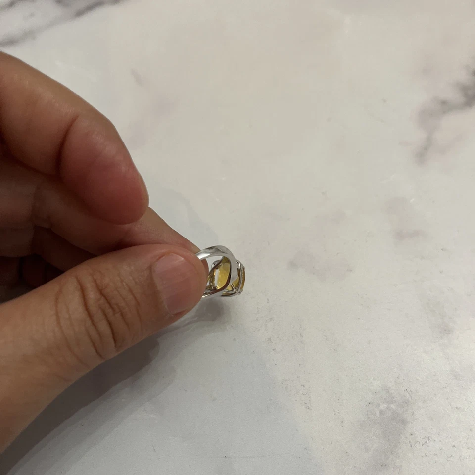 Oro blanco de 14 quilates 4,3 gramos con topacio amarillo y diamante de 26 puntos talla 7 Foto 4 de 4