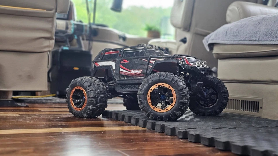 Traxxas Summit escala 1/10 1/8 4WD - Imagem 2 de 4