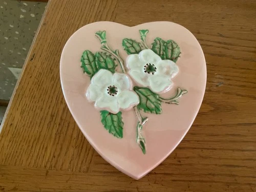 Beautiful desert rose Hull art wall pocket. R-10-6 1/4.