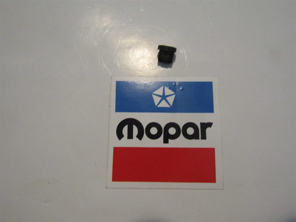 NUEVO DE LOTE 1984 - 1987 DODGE CARGADOR PLYMOUTH FARO LÁSER REJILLA TUERCAS DE PLÁSTICO 8X Foto 2 de 2