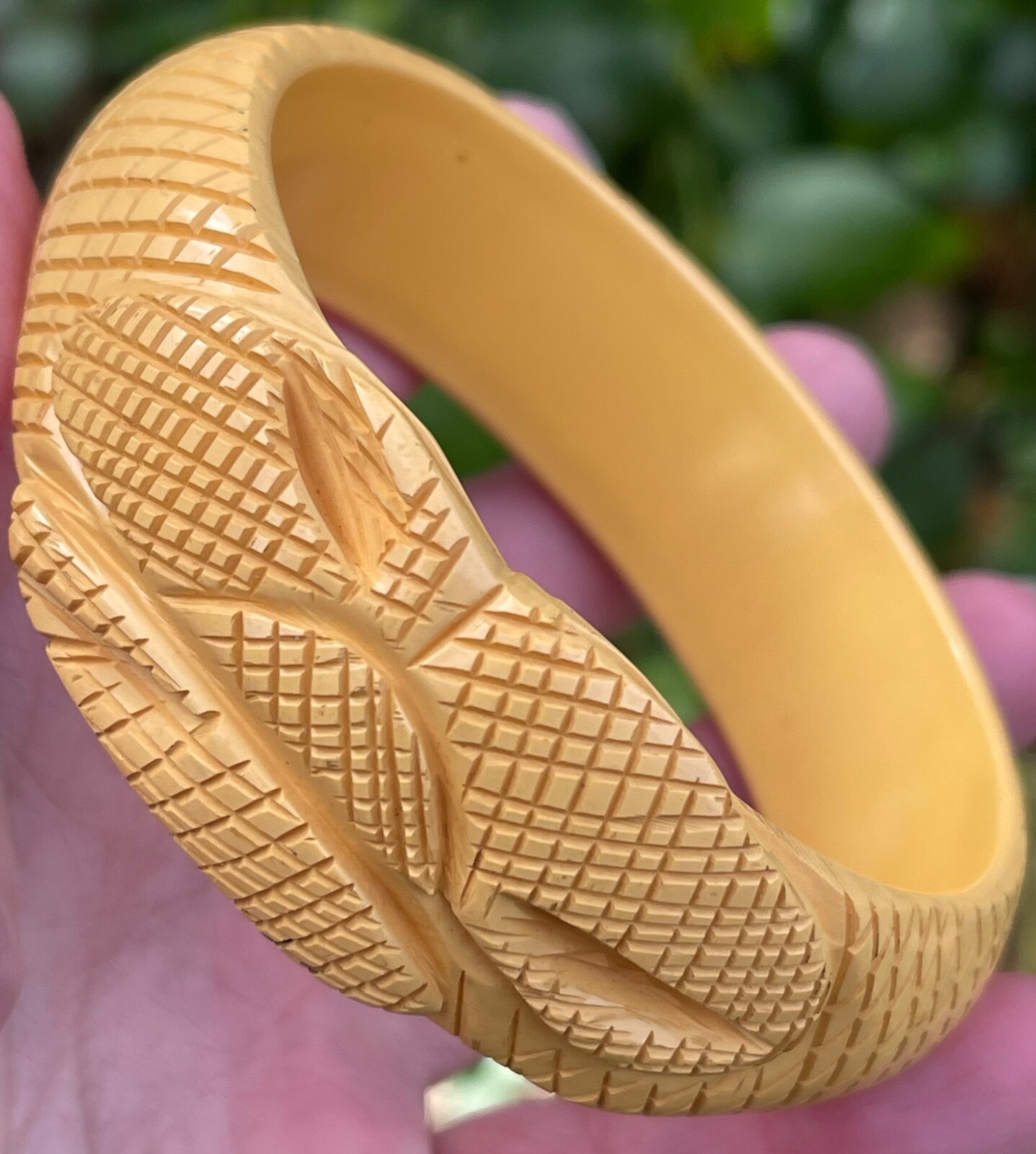 Bakelite snake scale pattern bangle bracelet vint… - image 19