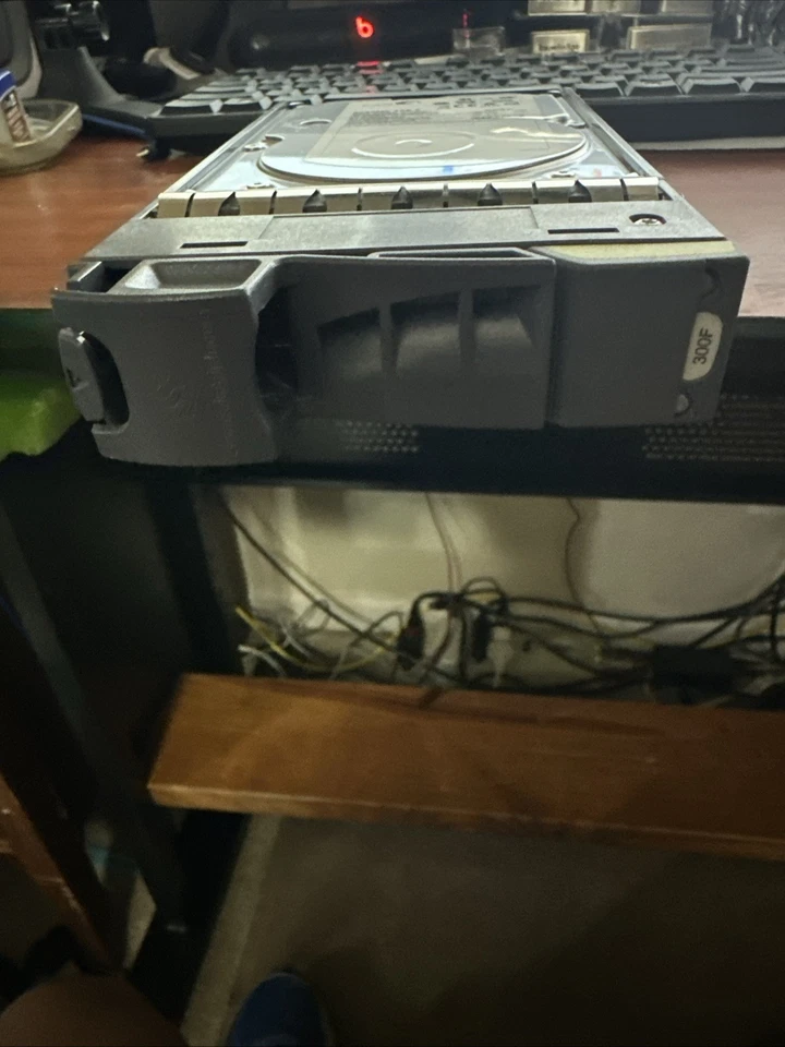 Seagate ST3300007FC 300GB 10K 8MB FC Fibre Channel Hard Disk Drive - Image 2 of 3