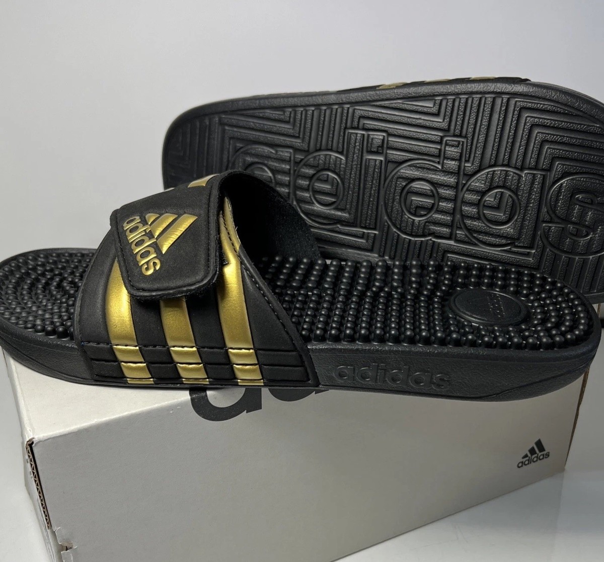 ADIDAS Unisex Adult Adissage Slides Sandal, Black/Gold/Black - Main Image