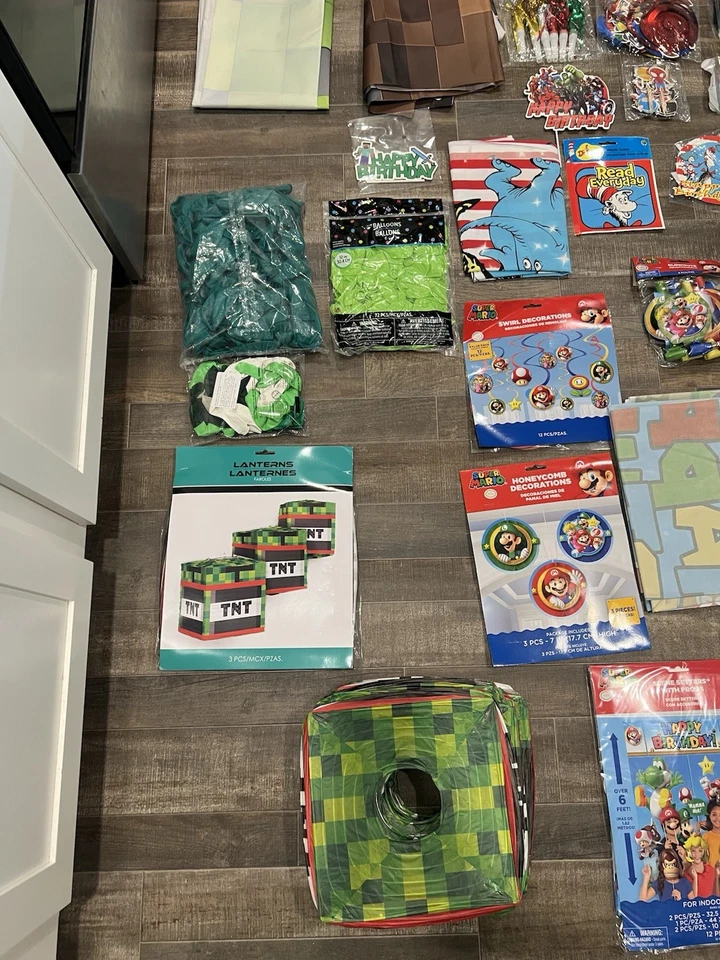 ENORME LOTE 250+ Artículos Feliz Cumpleaños Minecraft Mario Star Wars Dr. Seuss Vengadores Foto 2 de 4