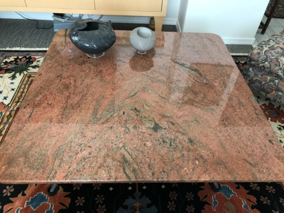 Impresionante mesa de cóctel de granito hecha a medida sobre base de hierro plateado cepillado/talla grande Foto 3 de 4