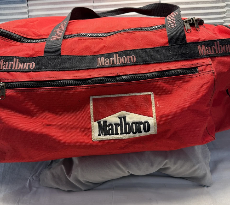Bolso de Lona Rodante Marlboro Vintage Rojo Ruedas Equipaje de Viaje Grande Logo Años 90 Foto 2 de 4