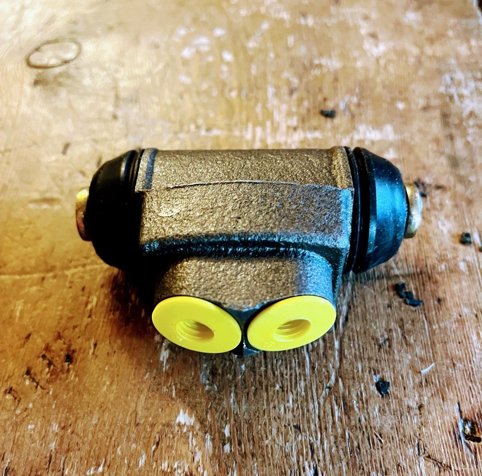 Genuine Ford Rear Wheelcylinders x 2 Part Number 67660211 ( New & Boxed ) - Image 2 of 4