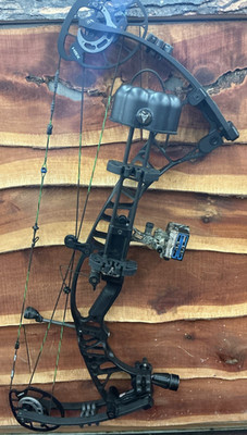 Hoyt Ventum 33 Bow 60-70lbs 29.5-31'' D/L RH Fully Set Up Black Great Condition
