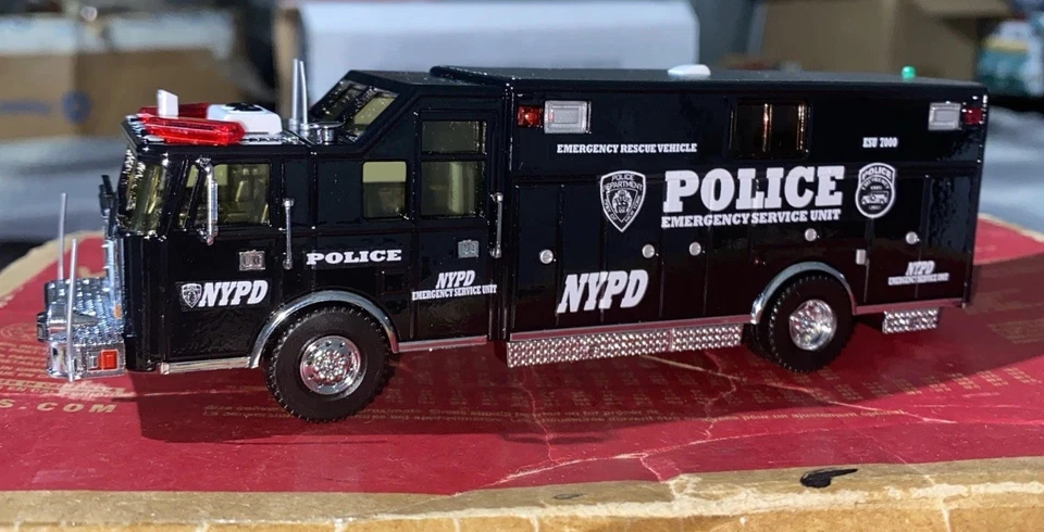 Kitbash 1/64 CODE3 Pierce Heavy Rescue New York Police Officer NYPD ESU COMMAND - Image 2 of 4