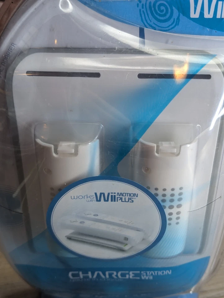 Psyclone Dual Charge Station w/ 2 Rechargable Batteries for Nintendo Wii Wiimote - Image 3 of 4