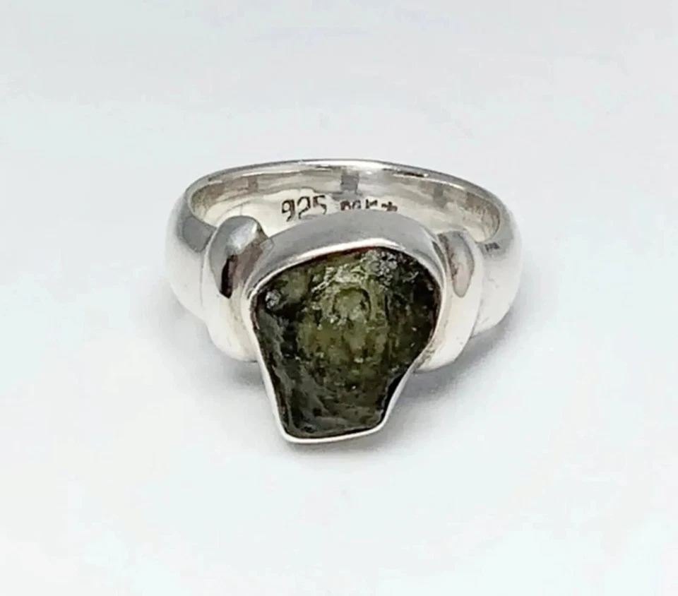 Hermoso anillo hecho a mano de plata de ley 925 con piedras preciosas crudas de moldavita natural MK* Foto 4 de 4