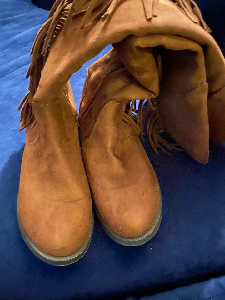 Botas hasta la rodilla de gamuza con flecos con cremallera lateral Foto 3 de 3