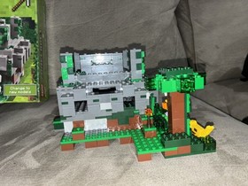 LEGO Minecraft: The Jungle Temple 21132 (gently used  Box included) RETIRED SET