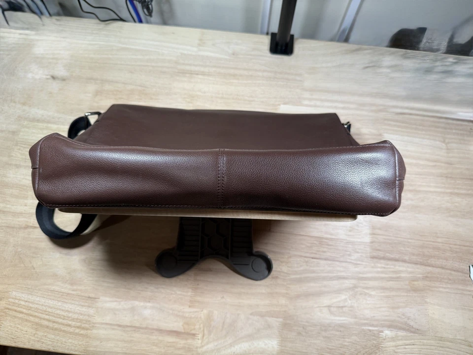 Auténtico bolso mensajero de cuero marrón Coach con correa para el hombro Foto 3 de 4