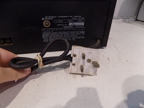 Hitachi D-220 Stereo Cassette Deck FAULTY Sold as SPARES/PARTS - Picture 9 of 9