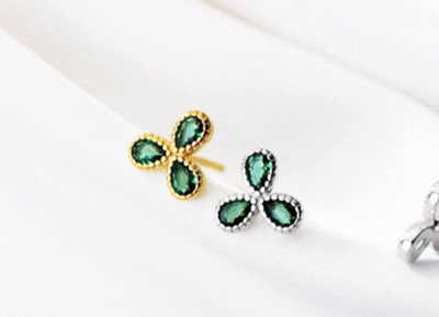 Blattsilber Ohrstecker, grüne CZ Blatt Ohrstecker, kleine Gold Blume Ohrstecker