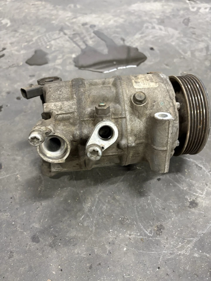 Compresor de aire acondicionado usado se adapta a: Volkswagen Jetta 2012 exc. City Sdn 2,0 L Foto 4 de 4