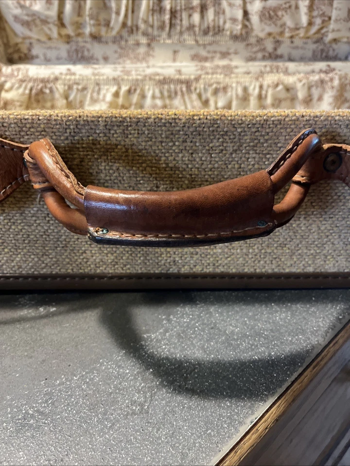 Maleta Hartmann Tweed de colección con cinturón de cuero para aseo puesta en escena llaves de utilería de boda Foto 3 de 4