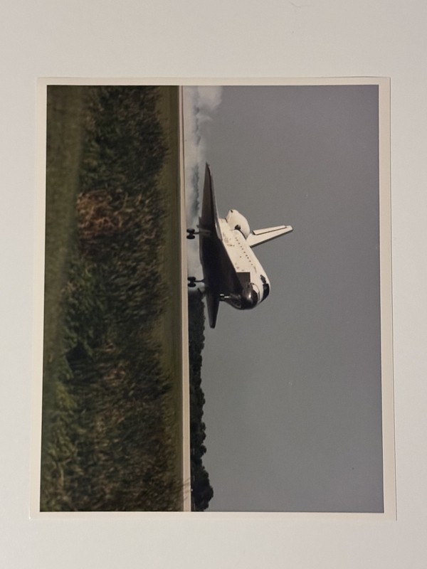 NASA STS-56 Endeavour Lands At Kennedy After Nine-Day Mission Press Photo