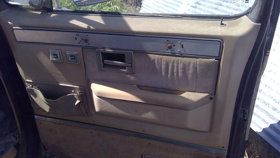 Chevy K20 Silverado 1984 pasajero delantero derecho interior panel de moldura solo bronceado Foto 2 de 4